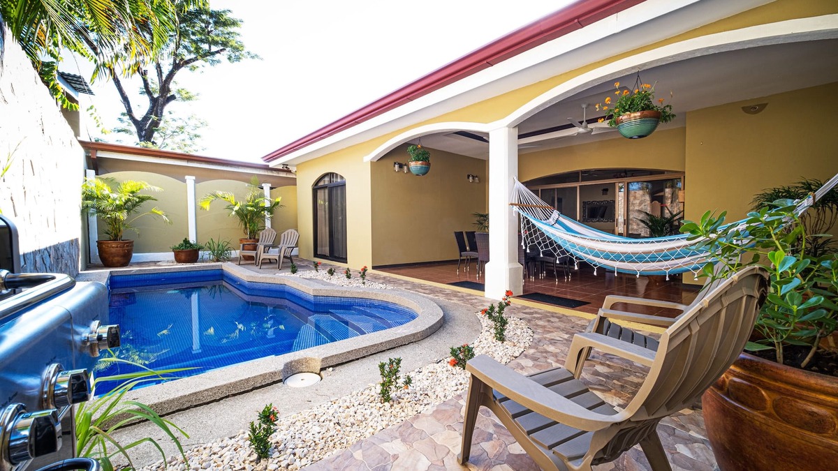 Barrio Ricos y Famosos House | Private and Relaxing beach house! Minutes to Jaco downtown