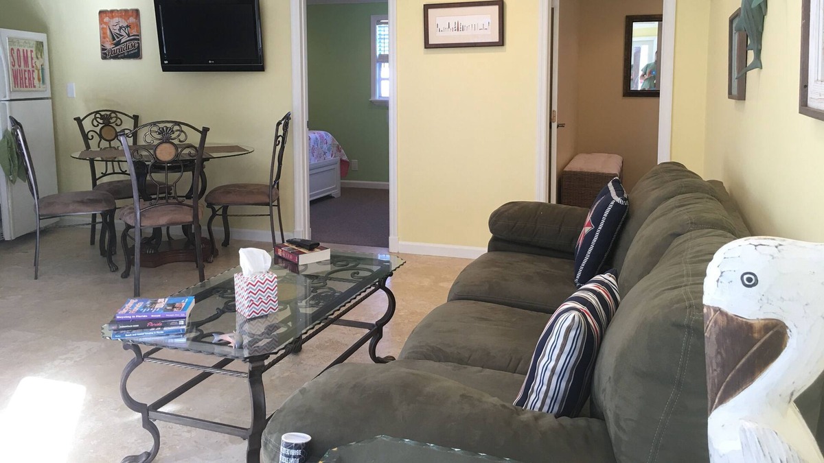 Lake Worth House | Private and secluded Cottage Guest House