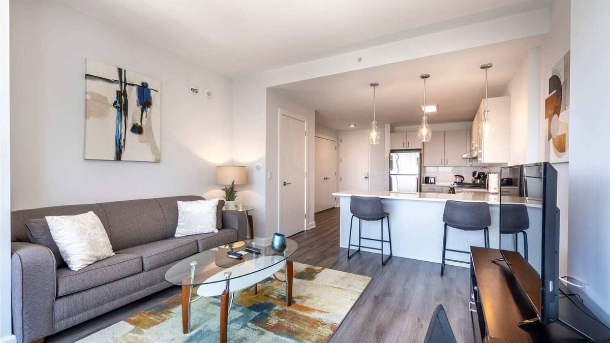 Downtown Apartment | Private Apt with Gym Pool