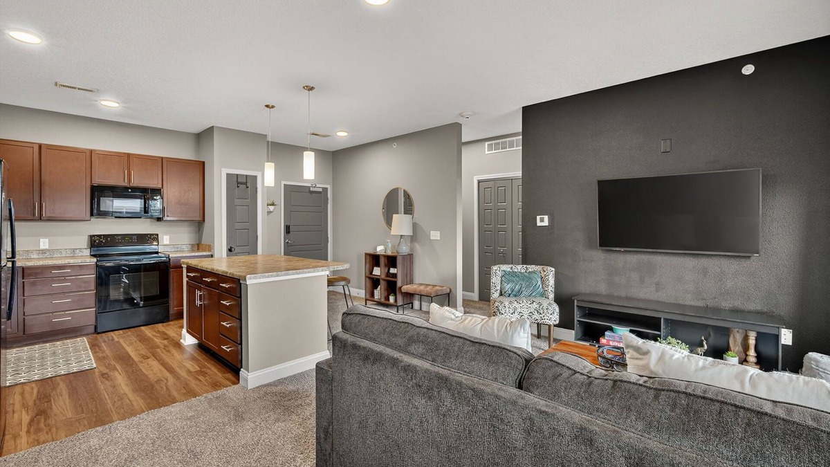West Des Moines Apartment | Private Attached Garage | King Bed | No Stairs