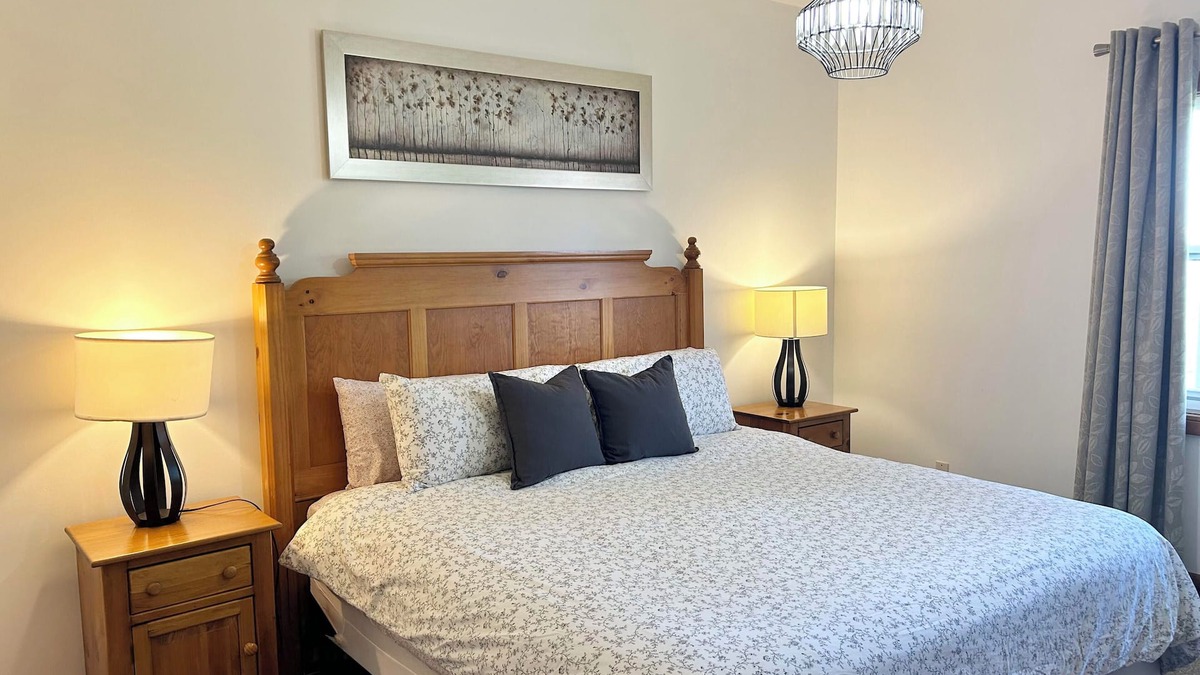 The Blue Mountains House | Private Backyard/Shuttle/Pool/10min walk to the Village
