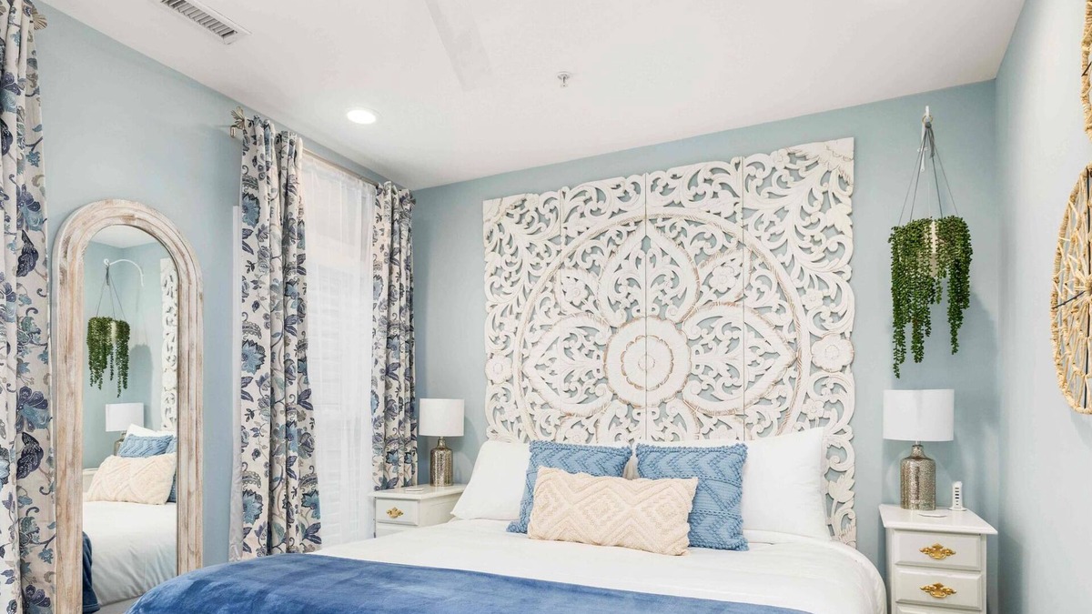 Cannonborough Elliotborough House | Private Balcony, 2 Living Rooms, 2 Blocks to King!