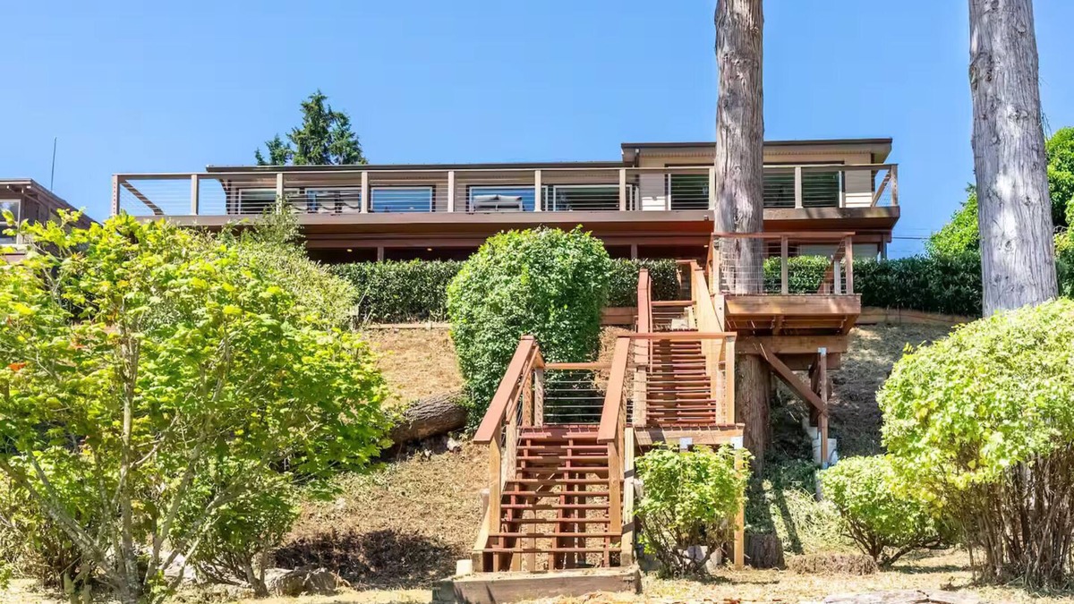 Bremerton House | Private Beach Retreat + Hot tub + Kayak + Mt Rainier View