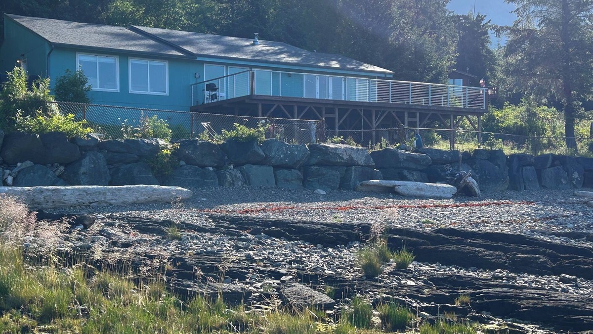 Ketchikan House | Private Beachfront 3 bedroom + loft, 5 bed, huge deck. 2 bath, WiFi, barbecue.