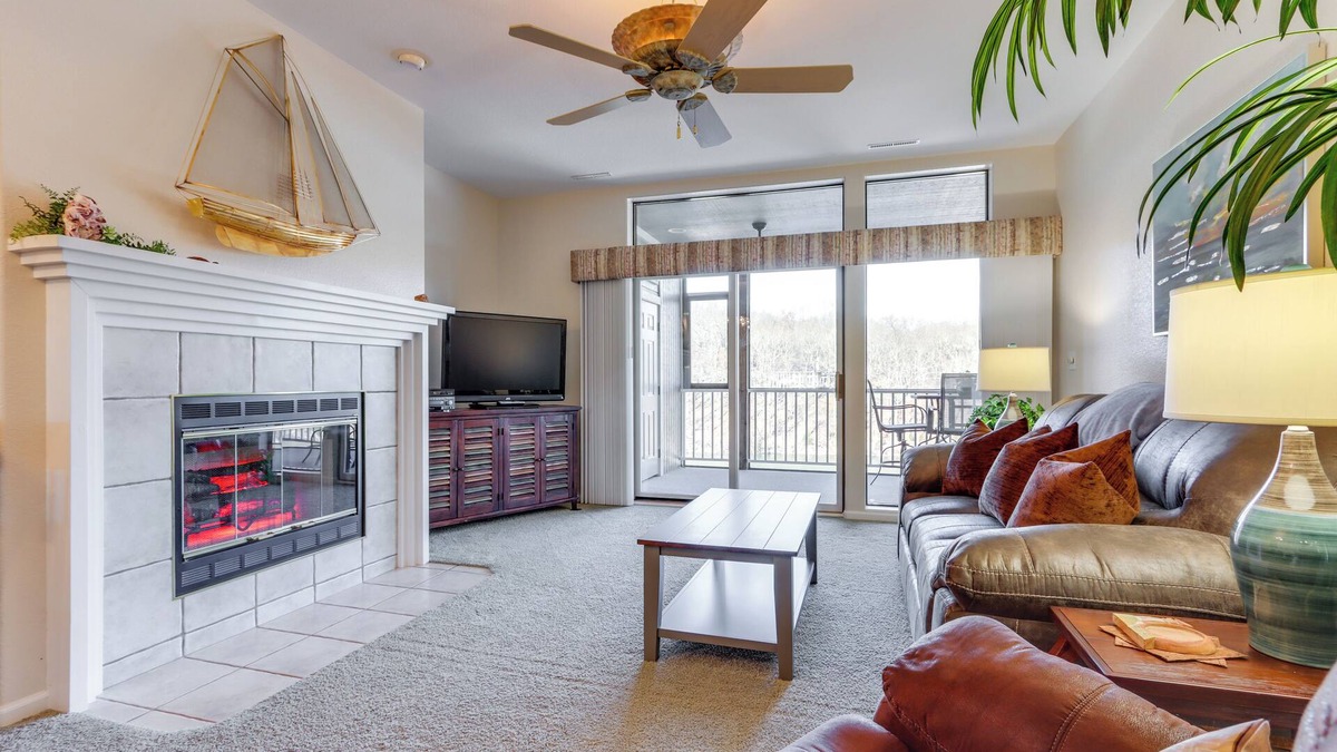 Osage Beach Condo | Private Boat Slip: Family-Friendly Lazy Days Condo