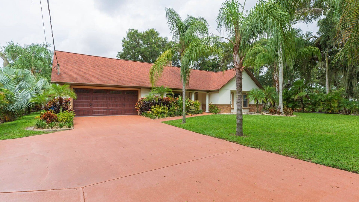 Limona Improvement House | Private Brandon Oasis Family home w/Full outdoor kitchen & Bar+ Game room n