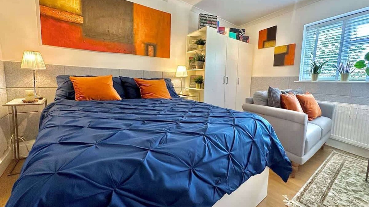 Ealing Broadway Apartment | Private Business En-Suite Studio Garden view