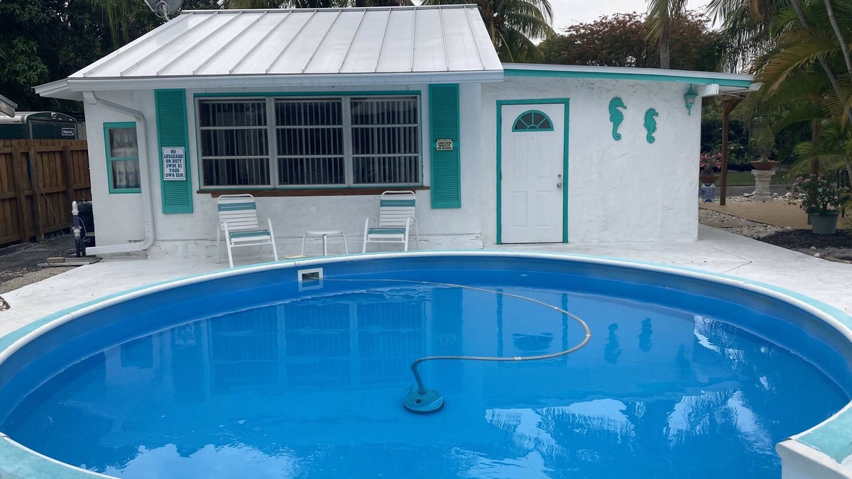 Pompano Beach Cabin | PRIVATE CABIN King bed FREE PARKING 2 miles to Beach, Unique Property