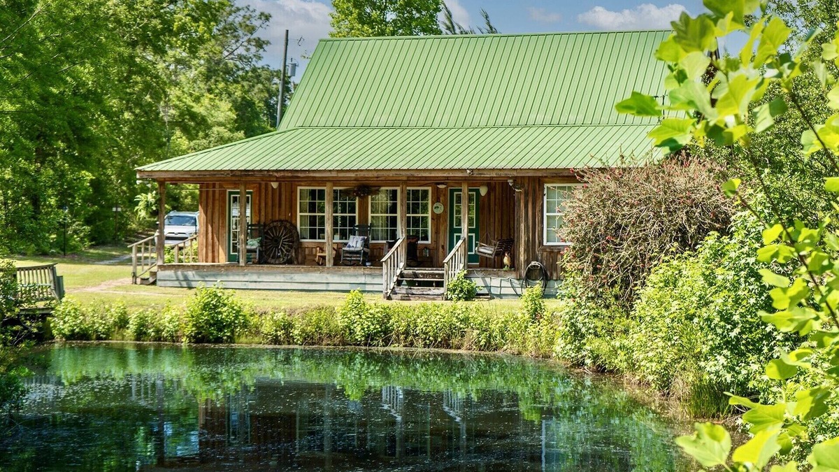 Jesup Cabin | Private Cabin on 40 acres! Fish-Hunt-Dog Friendly 2 Ponds, Fireplace, Secluded