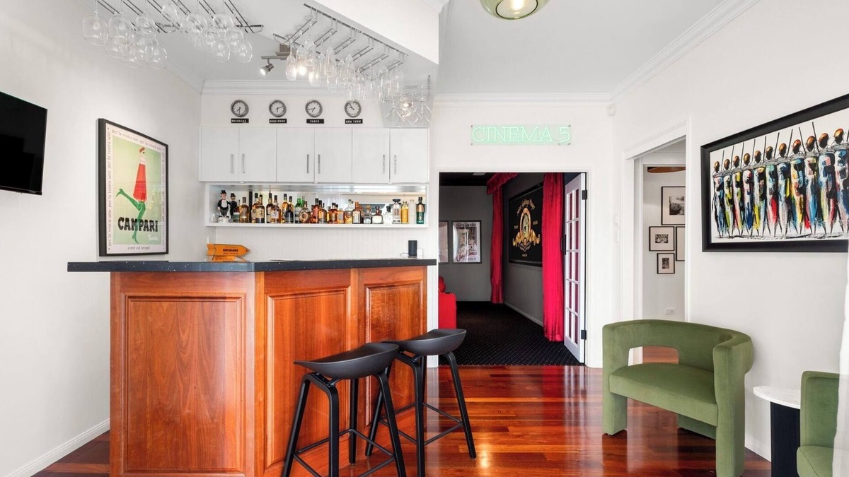 Balmoral House | Private Cinemas, Bar & BBQ; Stylish Getaway 4 Bedroom 2.5 Baths