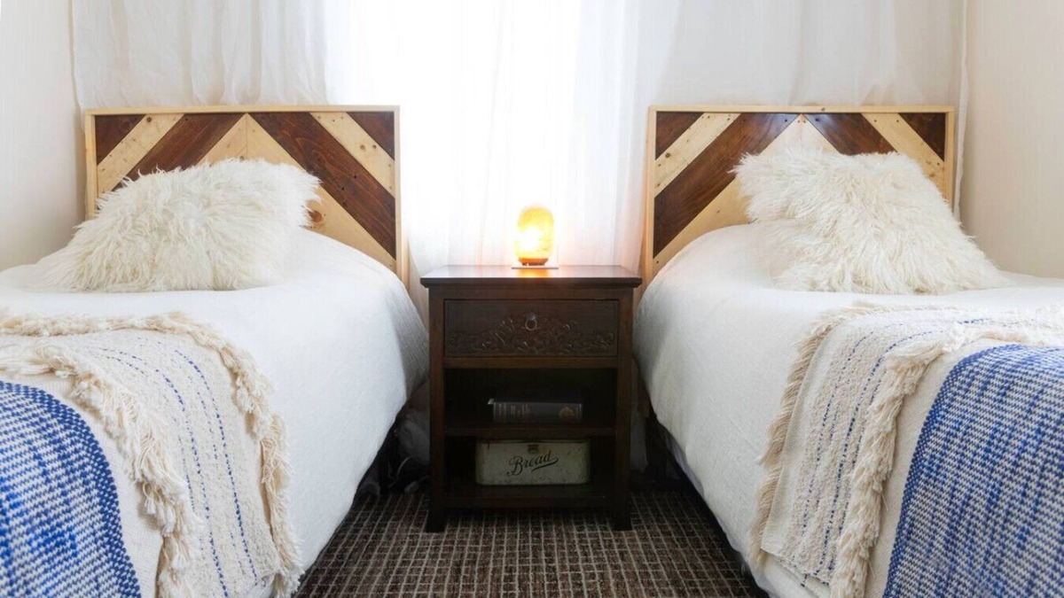 Torrington Apartment | Private Classy 2nd Flr 3 Bed Apt Near Downtown