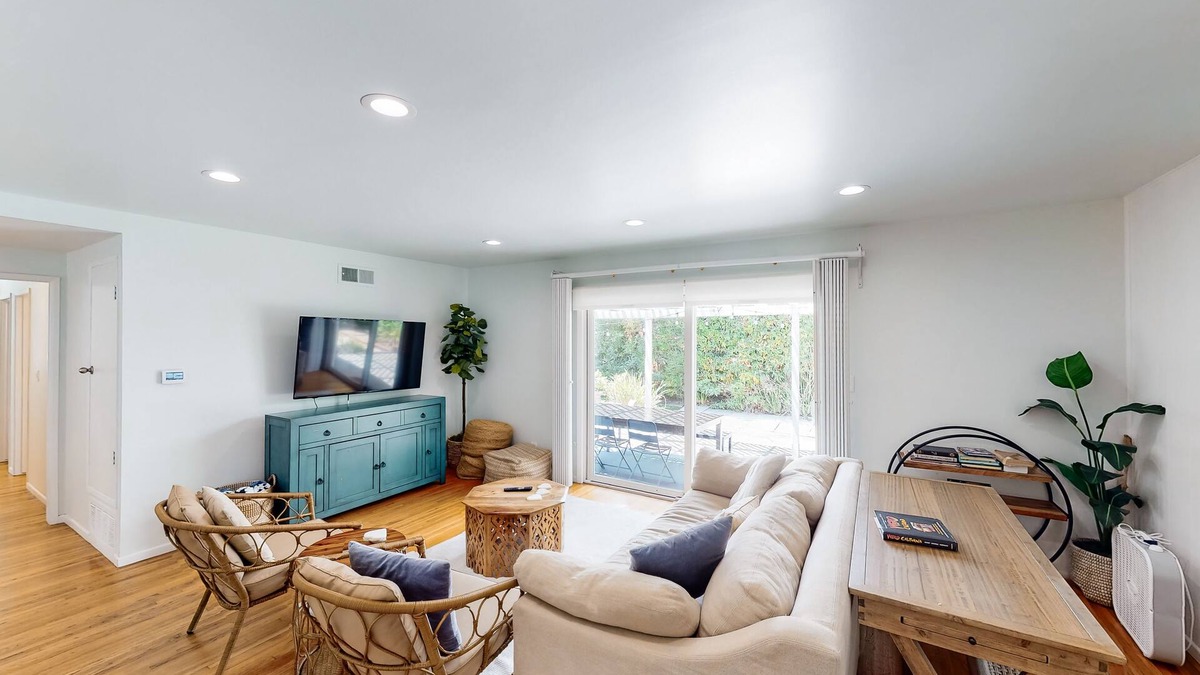 Goleta House | Private coastal getaway with twilit alfresco dining & quiet beach neighborhood