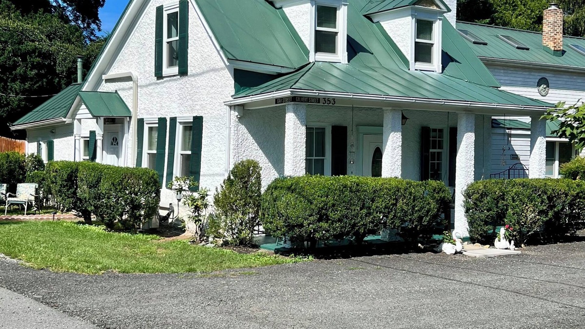 Washington House | Private Colonial 3BR House with tub,kitchen, Fast Wi-Fi 2 min from the Inn!