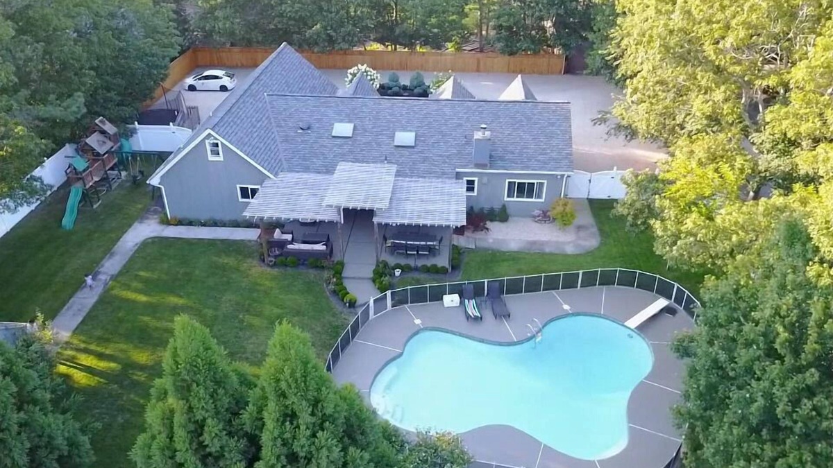 Hampton Bays House | Private completely fenced in property. Near beach