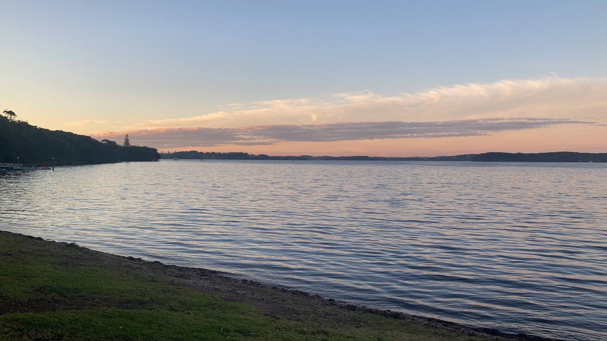 Lake Macquarie City Council Cottage | Private cottage. 1 minute to a beautiful lake
