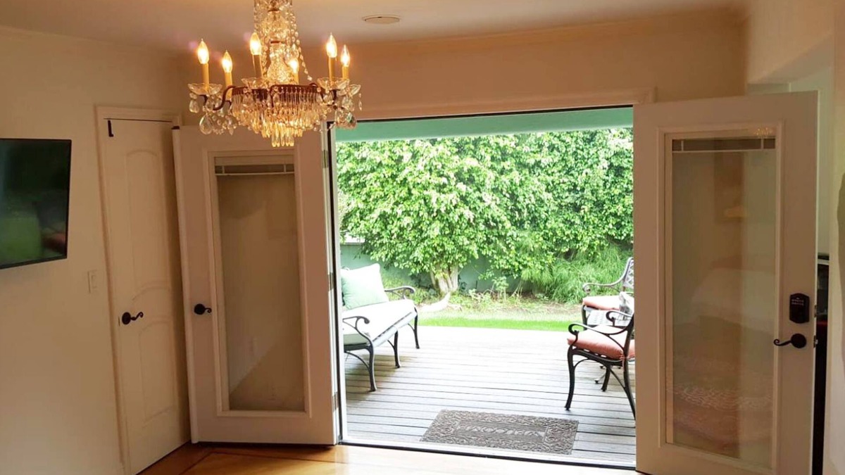 North of Montana House | PRIVATE COTTAGE BY THE SEA nin the Most Prestigious Part of Santa Monica.