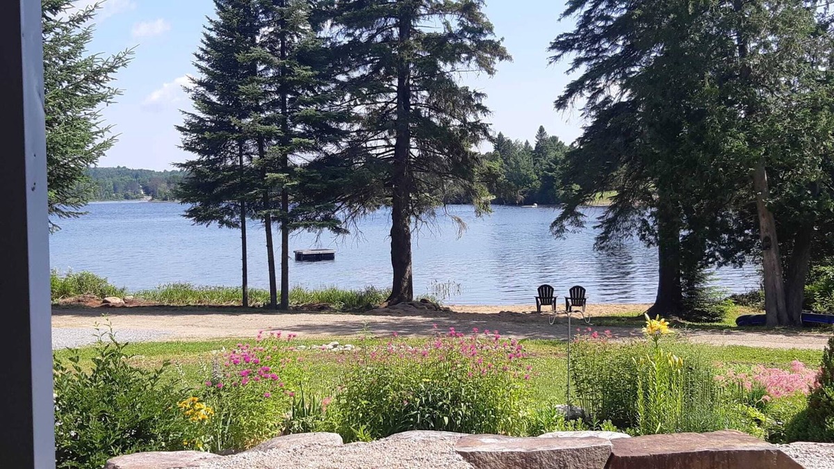 Whitney Cottage | Private Cottage minutes to Algonquin Park