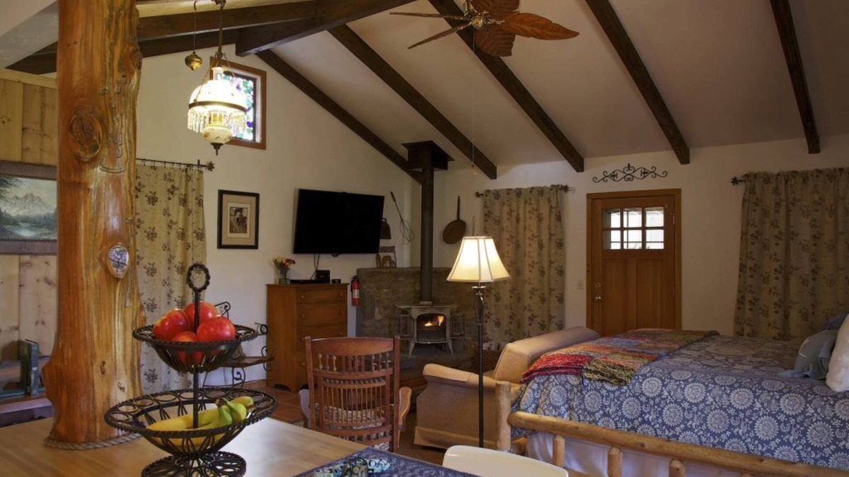 Julian Cottage | Private Cottage “Storybook Barn”