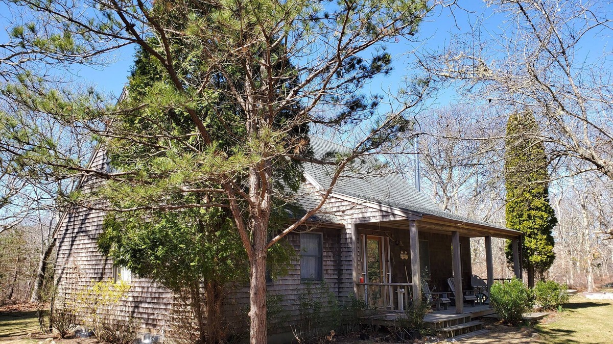 Vineyard Haven Cottage | Private cottage with association pool
