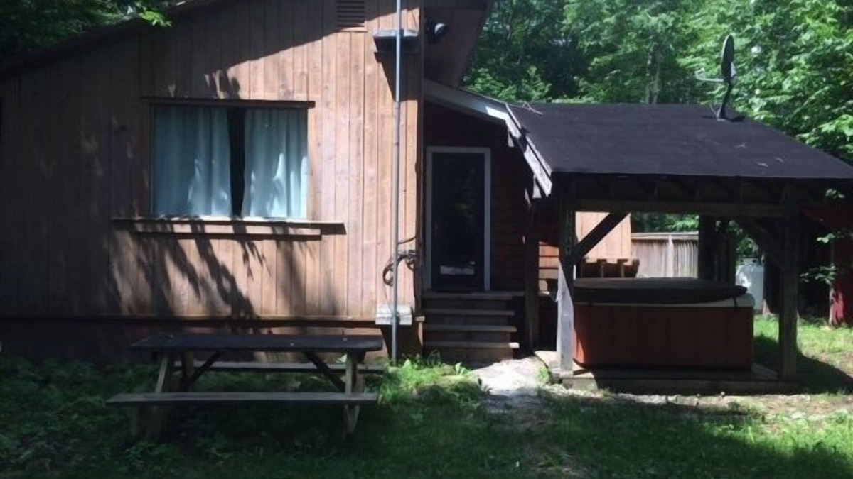 Jamaica Cabin | Private Cottage With Hot Tub! Close to Pikes Falls, village, and hiking!