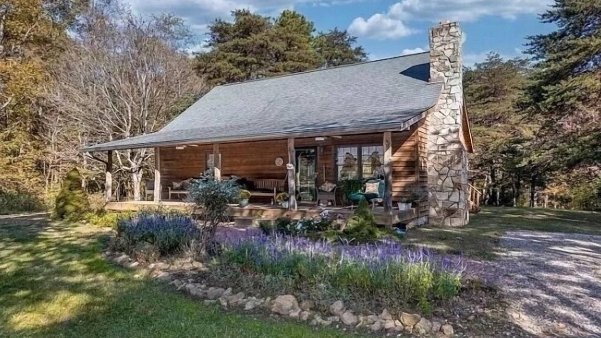 Rockbridge Cabin | Private Cozy Cabin, Spacious Hot Tub, Fire Pit Hammocks Relax Adventure & Enjoy!