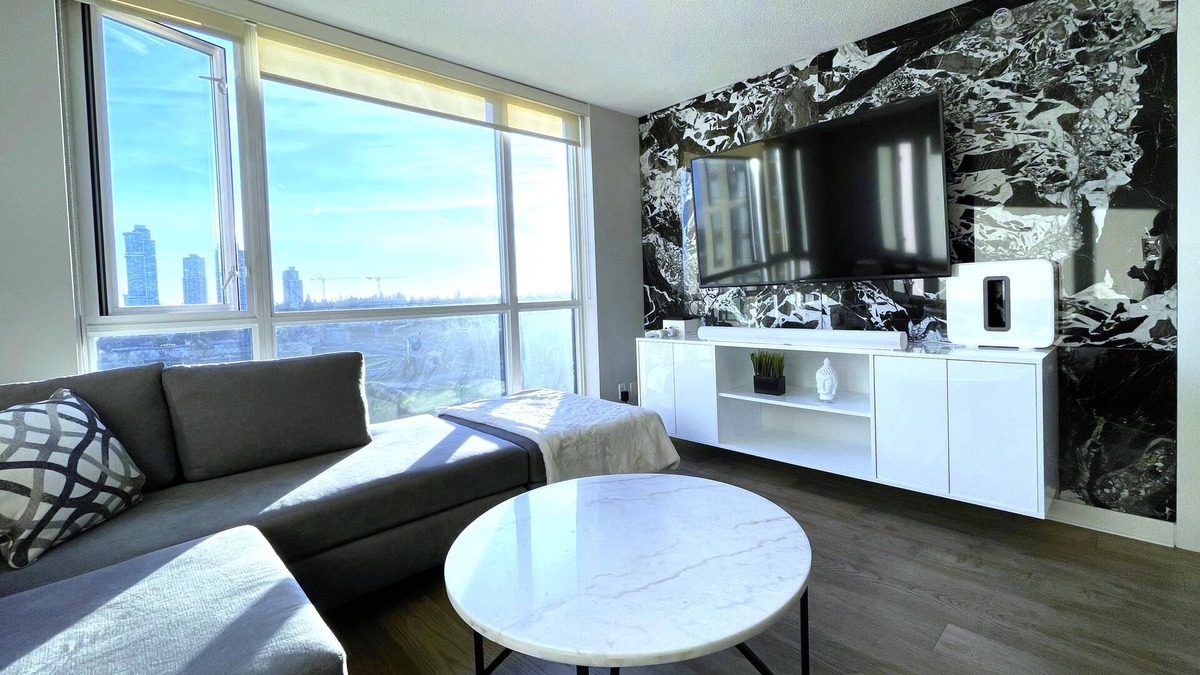 Surrey Apartment | Private & Cozy City Central Suite w free parking/gym/and complete amenities