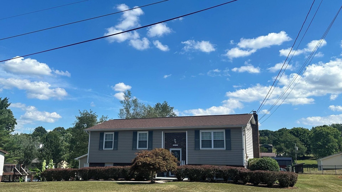 Morristown House | Private, Cozy, Clean 4 Bedroom Home in Morristown. WiFi, AC, close to downtown.