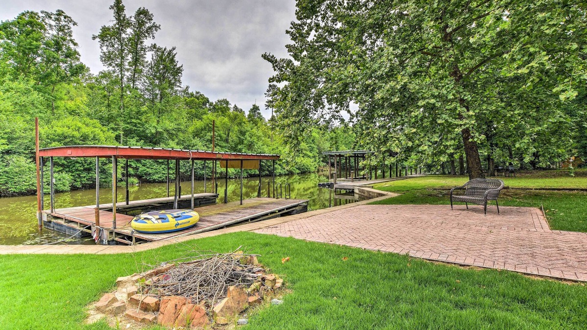 Mid America Cabin | Private Deck & Dock: Home on Lake Hamilton!
