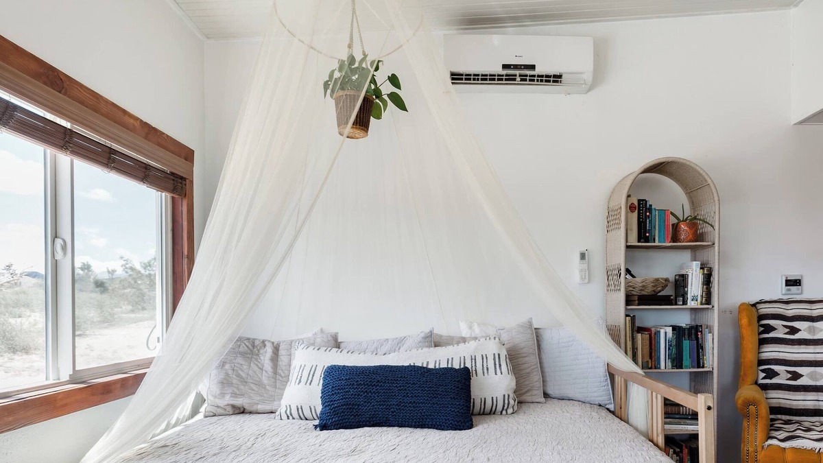 Yucca Valley Cottage | Private desert cabin with hot tub & breathtaking views near Joshua Tree. Relax under starry skies, cook in the spacious kitchen, or explore nearby Pioneertown, La Copine, and endless desert trails.