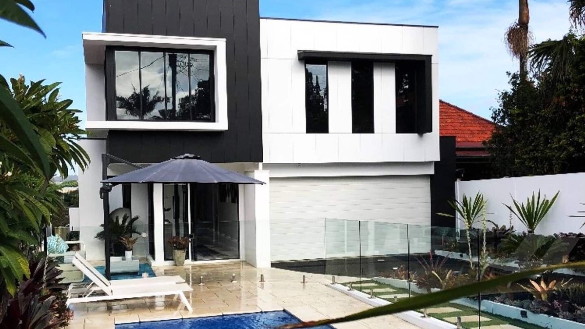 Tighes Hill House | Private Designer Oasis - City Views - Pool