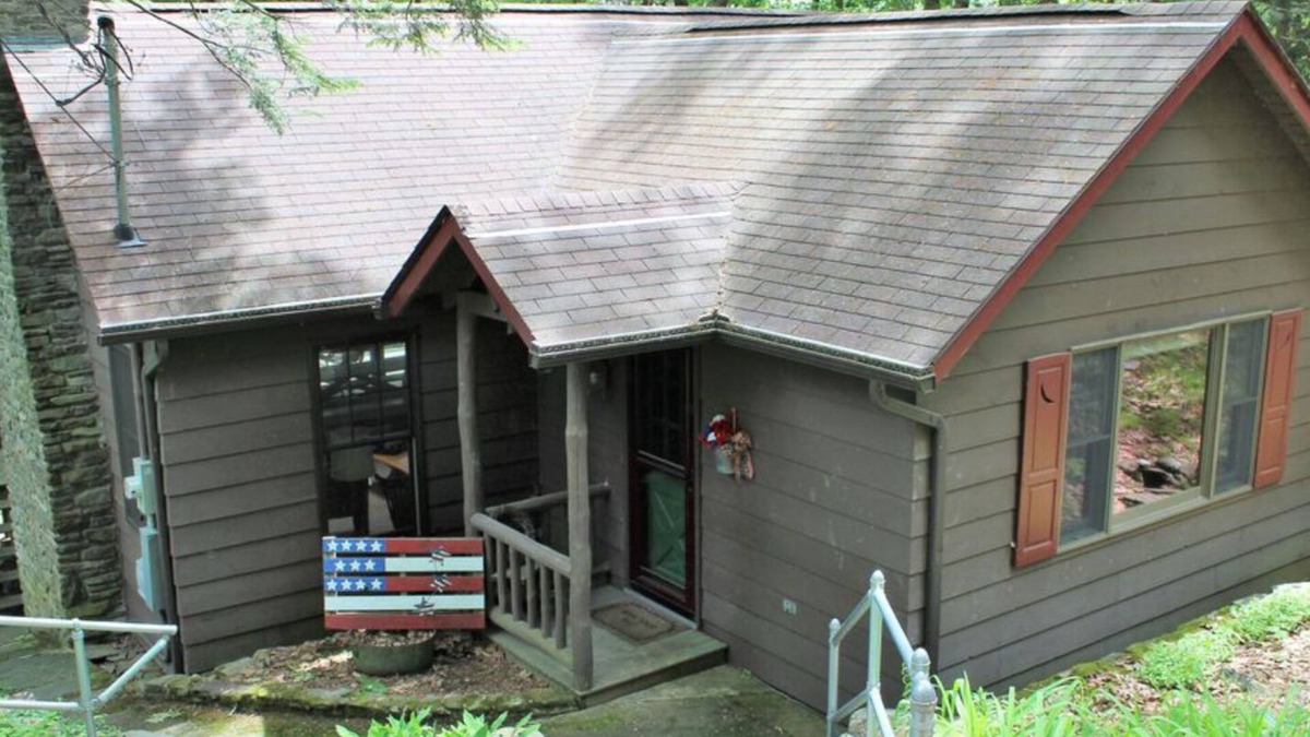 Paupack Cabin | PRIVATE DOCK! Cozy Lakefront Cabin RIGHT on Lake Wallenpaupack