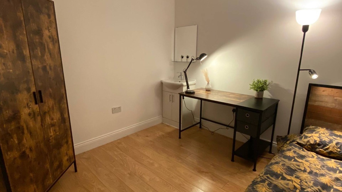 Norwood Green House | Private Double Room Mins To Central w Elizabeth L.