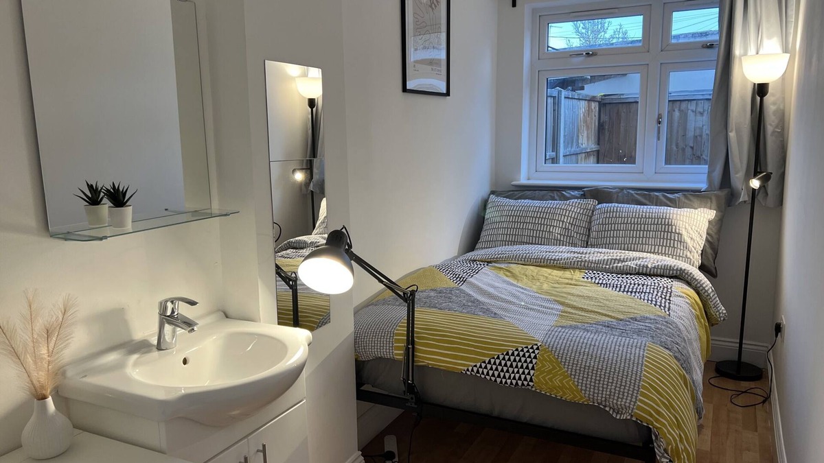 Norwood Green House | Private Double Room Mins To Central w Elizabeth L.