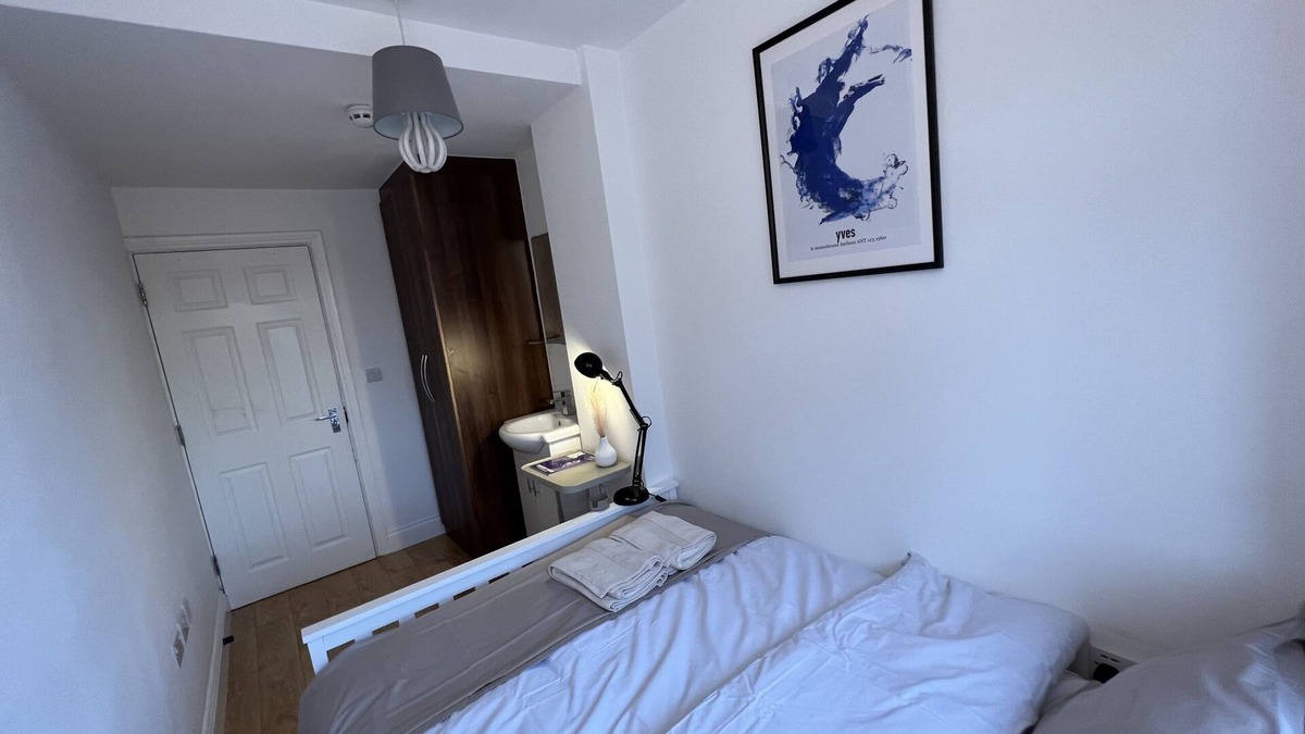 Norwood Green House | Private Double Room Mins To Central w Elizabeth L.