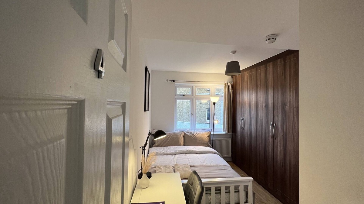 Norwood Green House | Private Double Room Mins To Central w Elizabeth L.