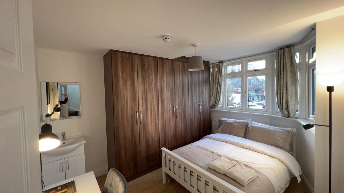 Norwood Green House | Private Double Room Mins To Central w Elizabeth L.