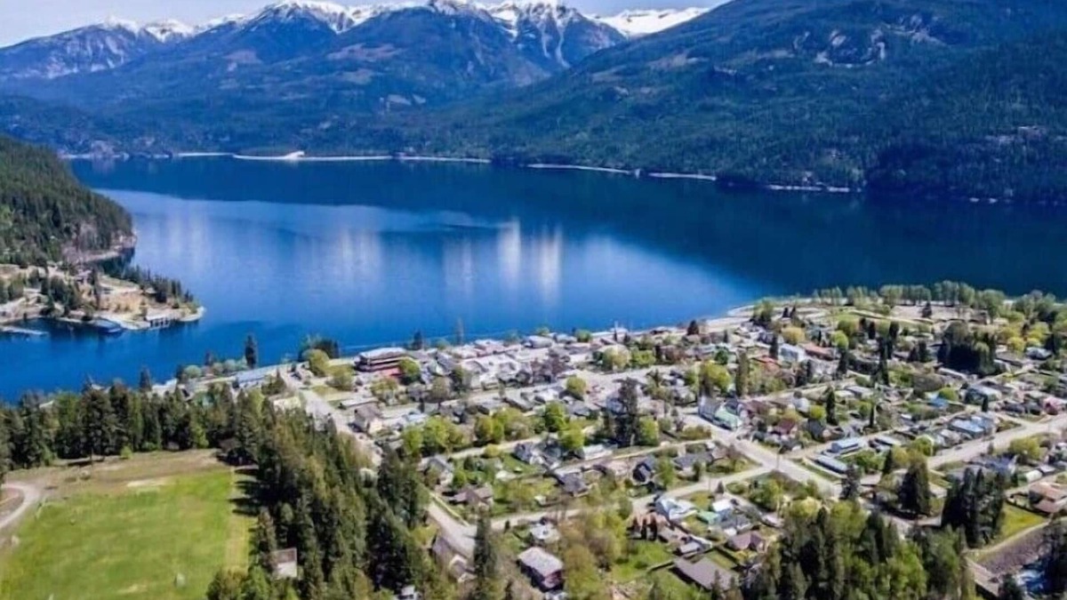 Kaslo Apartment | Private downtown lakefront apartment in a unique heritage building. n