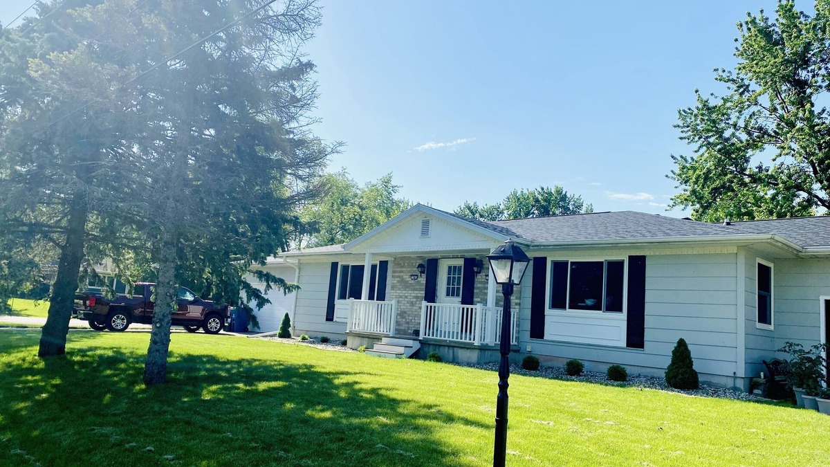 Omro House | Private EAA duplex for rent - 15 min from the Airventure site!