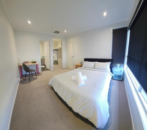 Melbourne House | Private Ensuite - Homestay near the Airport
