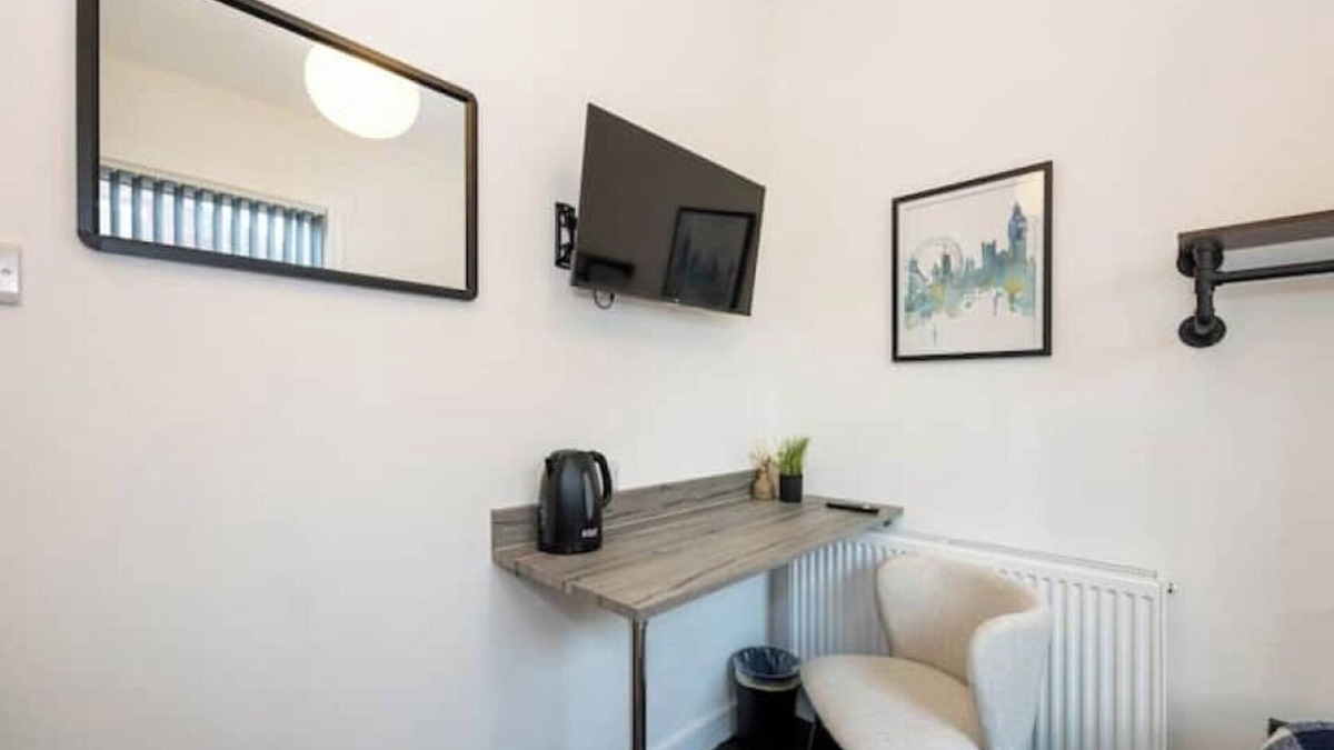 Castlefield Hotel | Private Ensuite Room | Kitchen Access & Fast WiFi