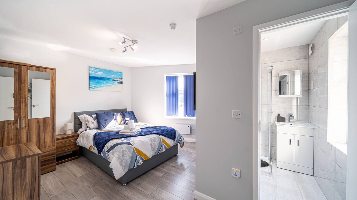 St Helens House | Private Ensuite Room Shared Kitchen St Helen B1