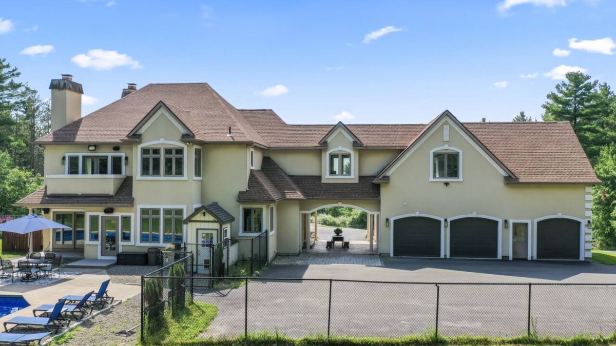 Town of Schodack House | Private Estate Pool Pets Nature Trails