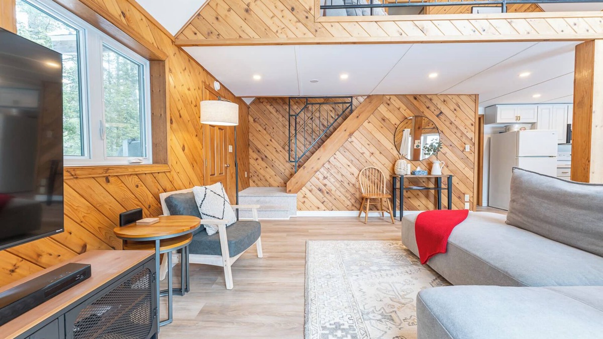 Dysart et al House | Private family friendly cottage, with beautiful sandy beach.