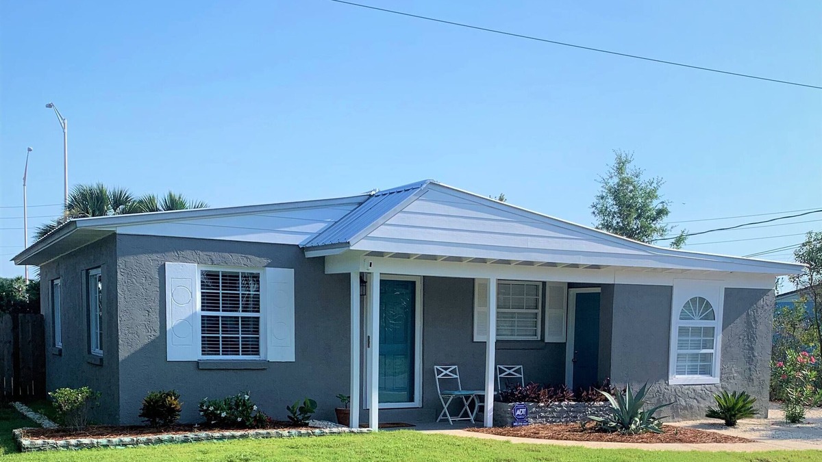 Thomas Drive House | Private Family sized Beach House! Short drive to the white sand beaches!