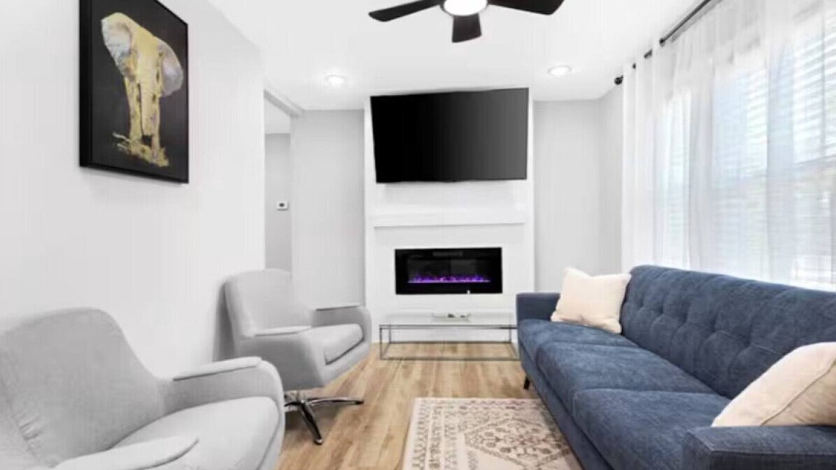 Atlanta Apartment | Private Fenced Yard Fireplace Free Parking