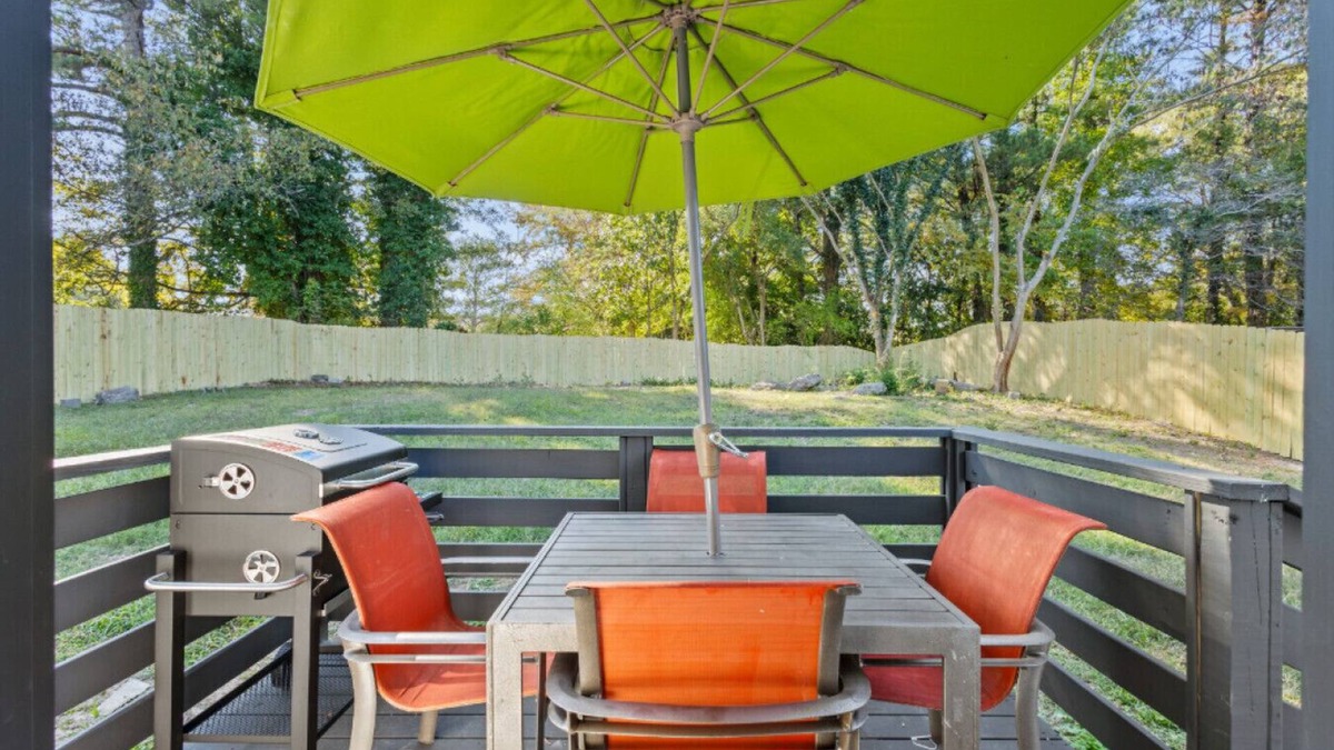 Atlanta Apartment | Private Fenced Yard Fireplace Free Parking