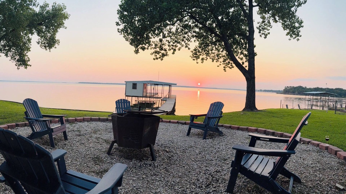 Lone Oak House | Private Fishing Dock, Boat Lift, Paddle Boards, Fire Pit - newly remodeled home