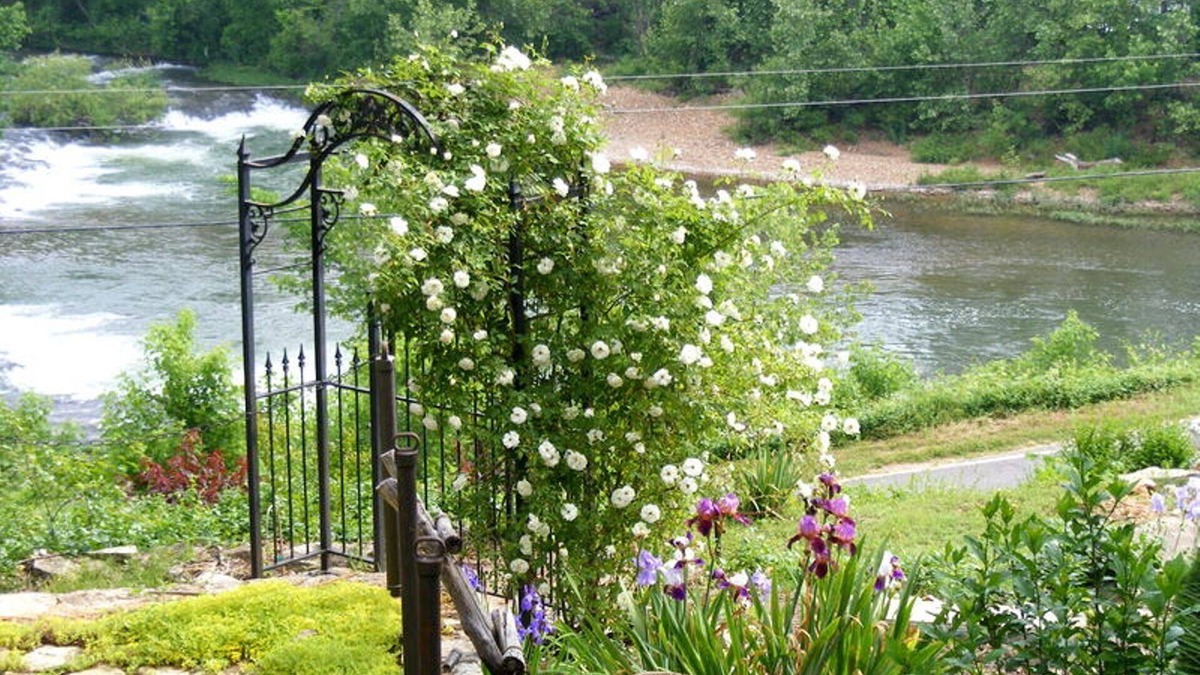 Hardy Villa | Private French Manior overlooking the Spring River
