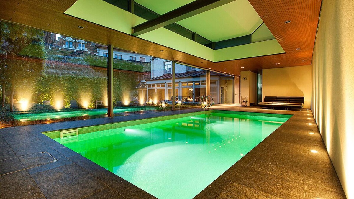 Historical Center Bruges House | private garden and indoor pool in heart of Bruges