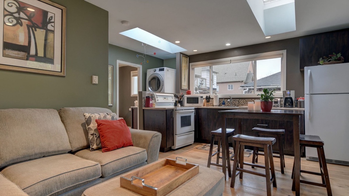 James Bay House | Private garden retreat with king size bed, full kitchen, private patio 48715